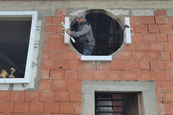 jak montować okna o nieytpowym kształcie